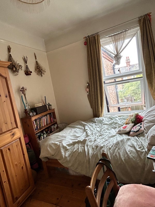 Room Gladstone Avenue in Greater London