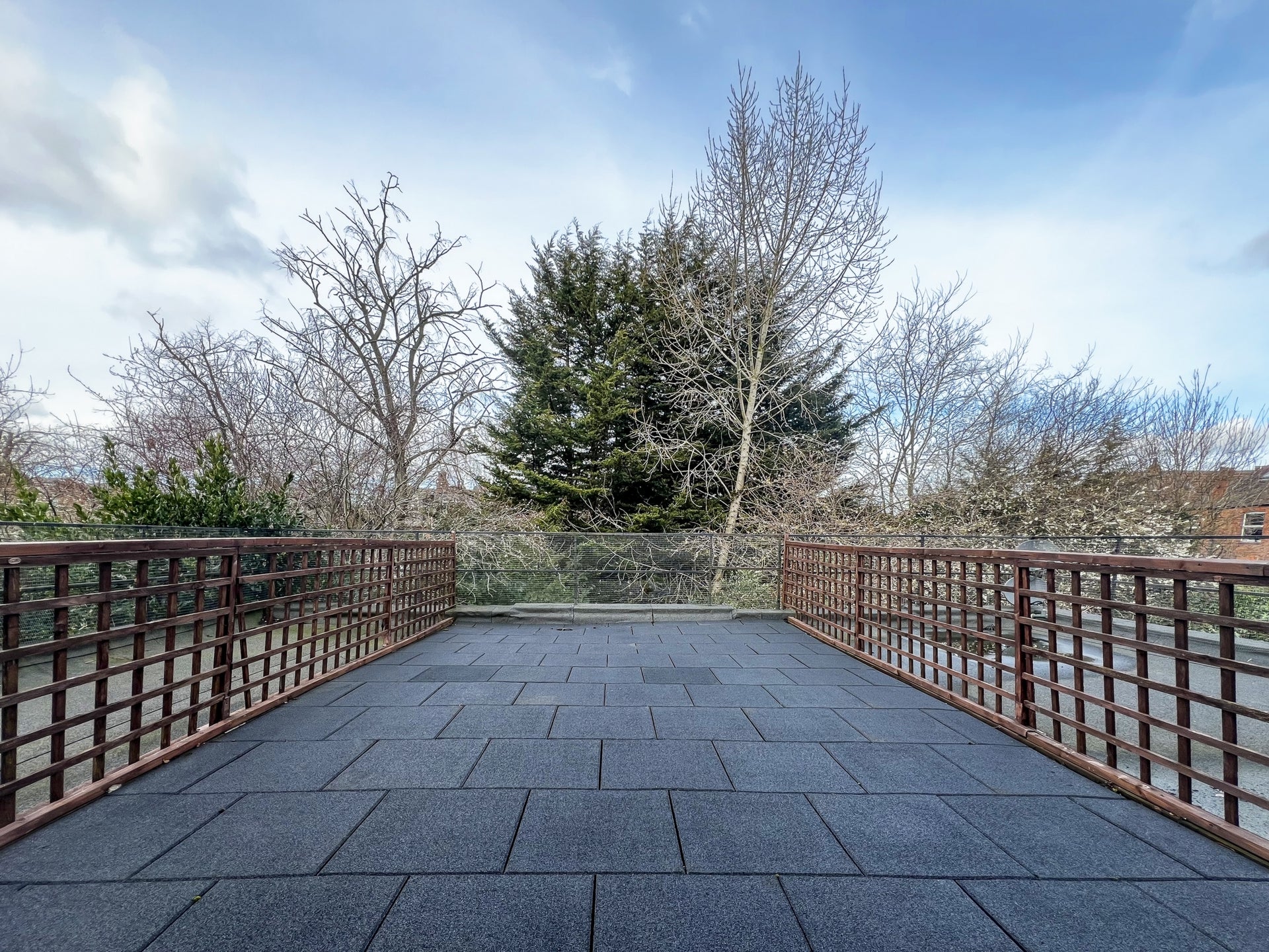 Flat Manstone Road in Greater London