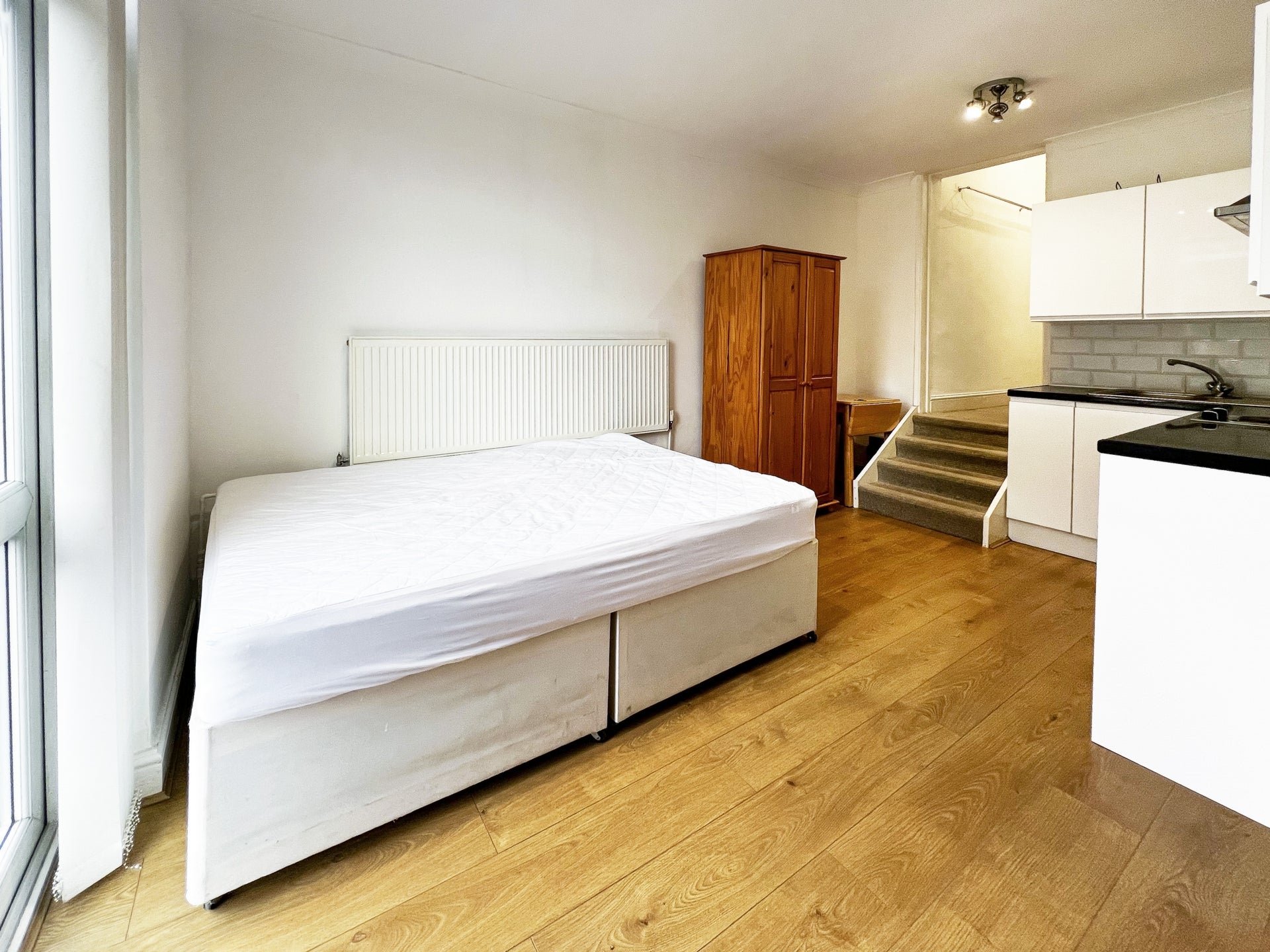 Flat Manstone Road in Greater London