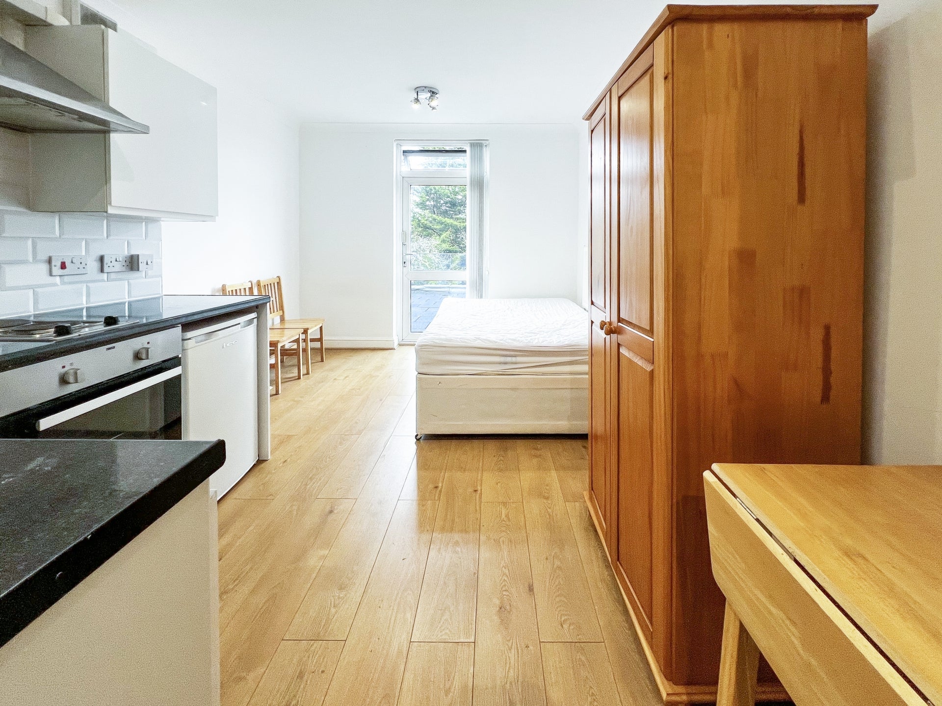 Flat Manstone Road in Greater London