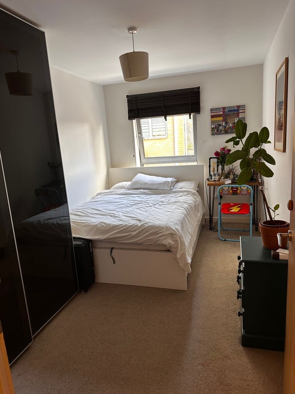 Room Curness Street in Greater London