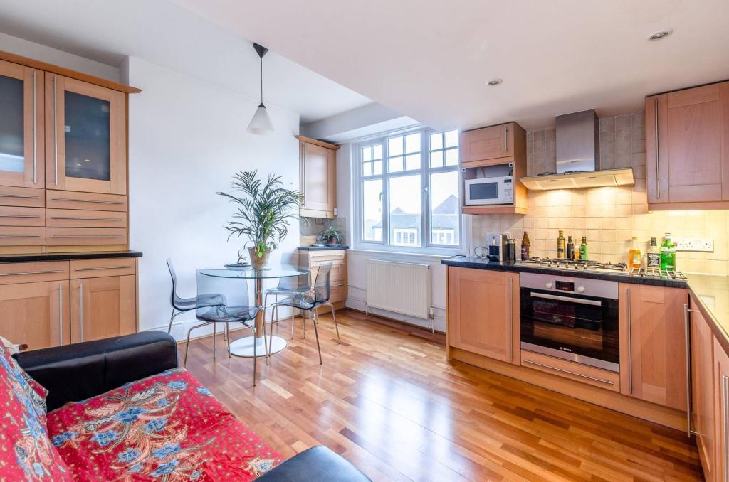 Flat Briardale Gardens in Greater London