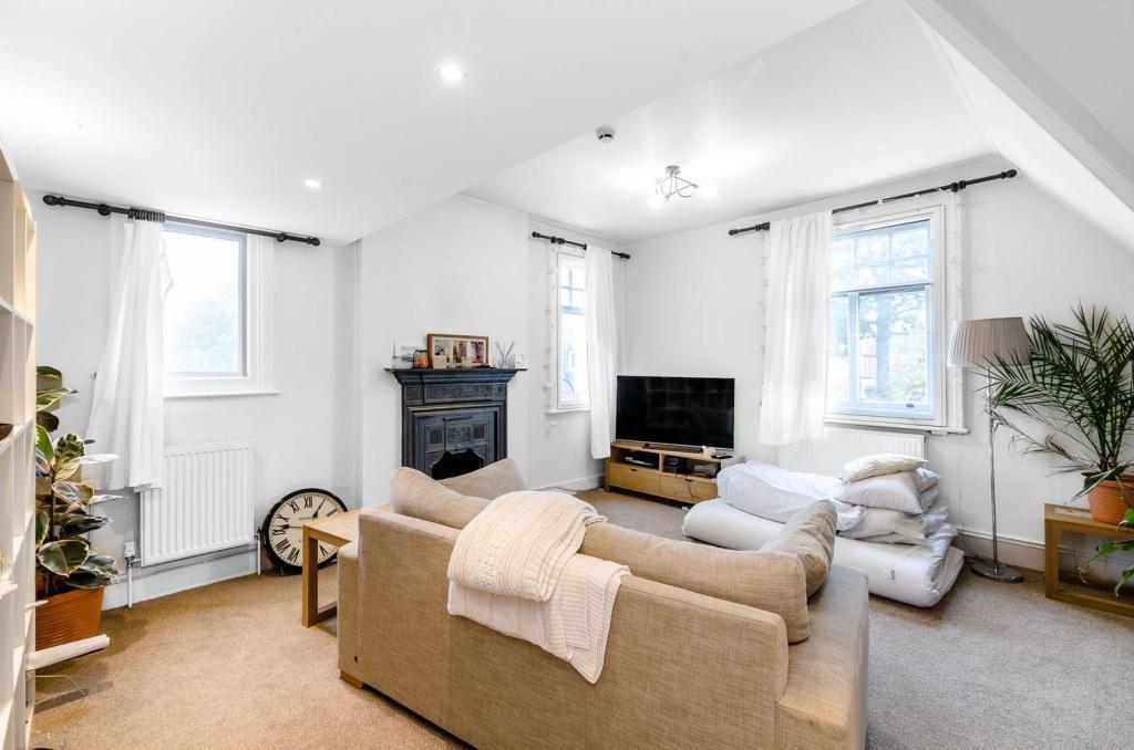 Flat Briardale Gardens in Greater London
