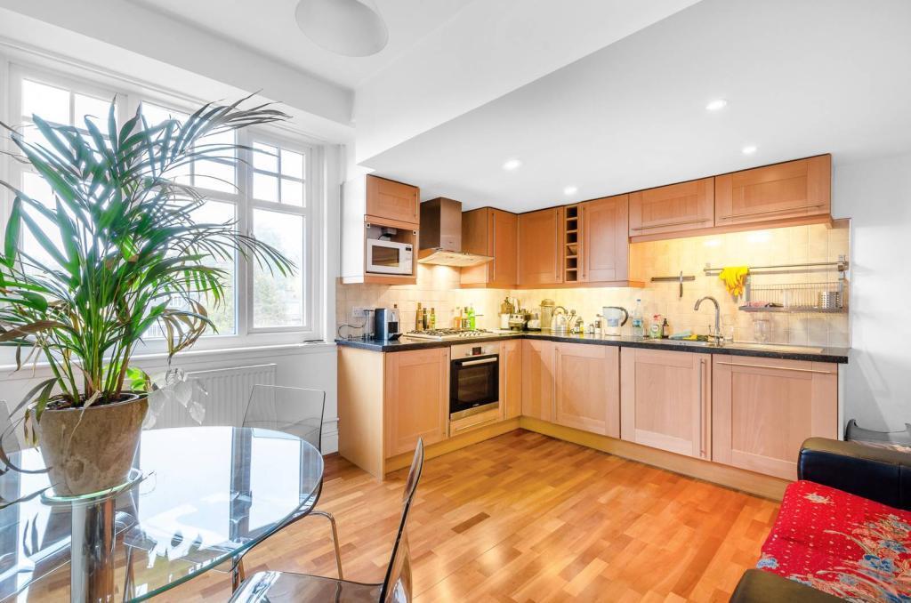 Flat Briardale Gardens in Greater London