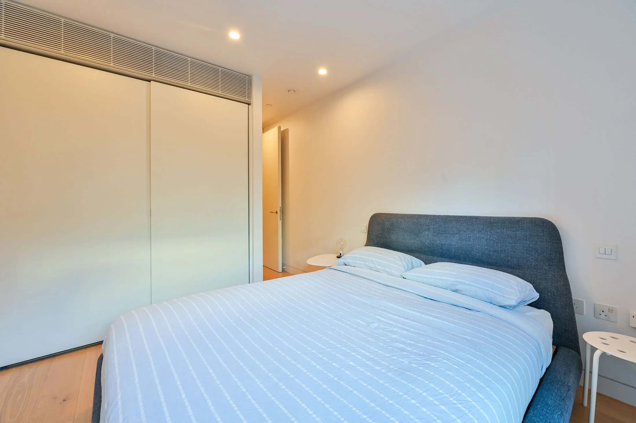 Flat Sumner Street in Greater London