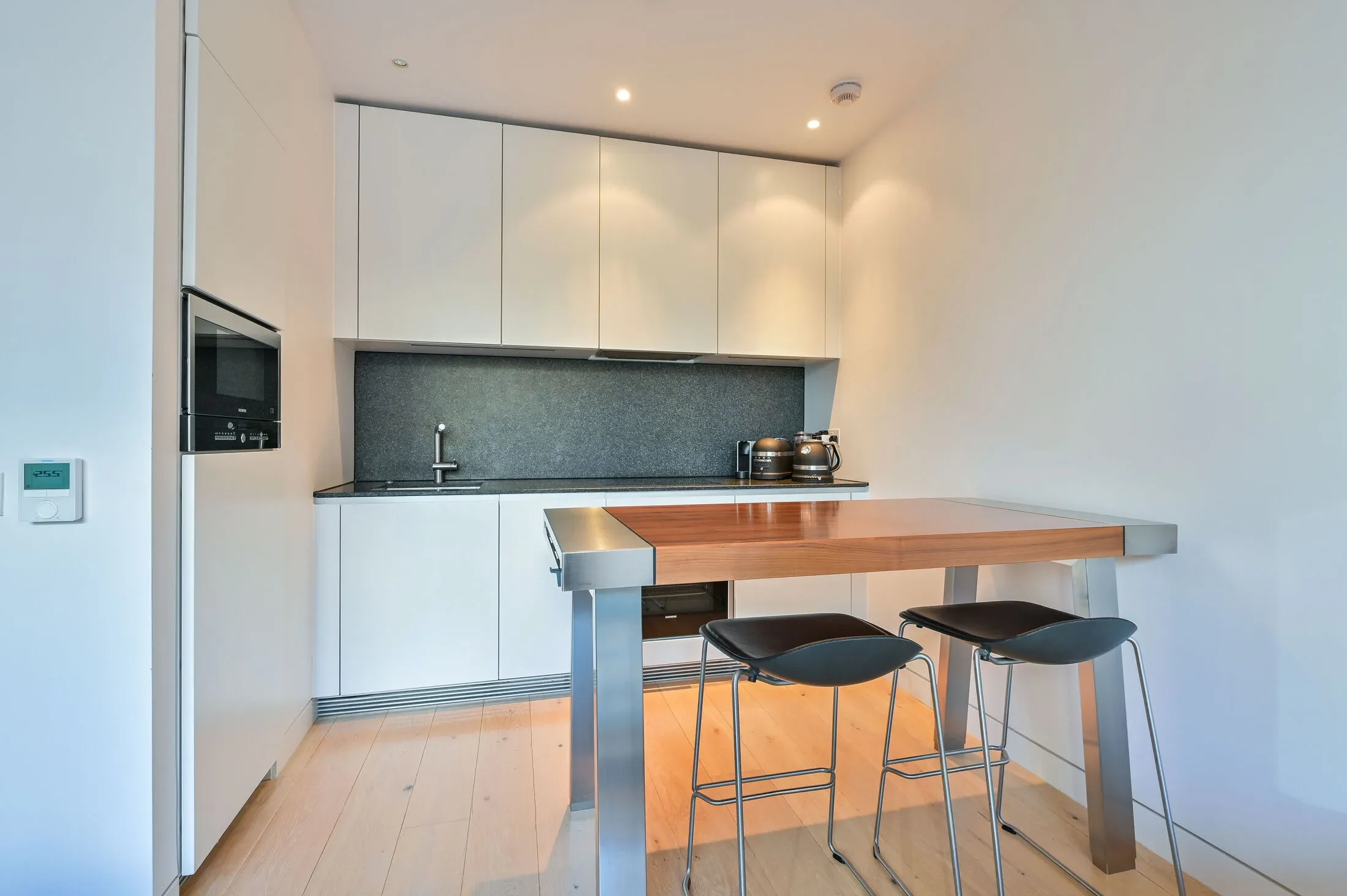 Flat Sumner Street in Greater London