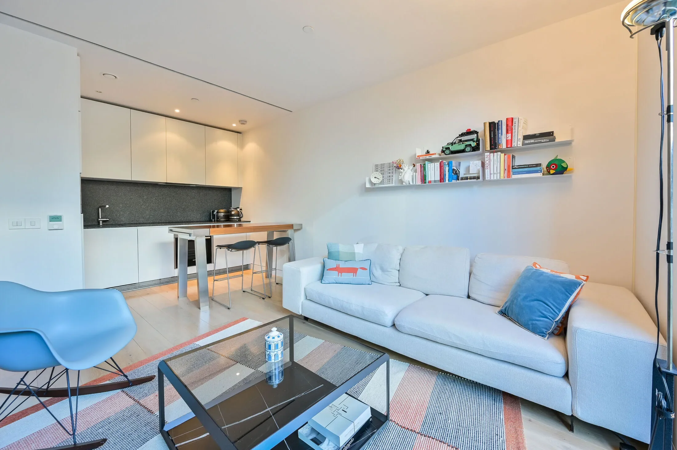 Flat Sumner Street in Greater London