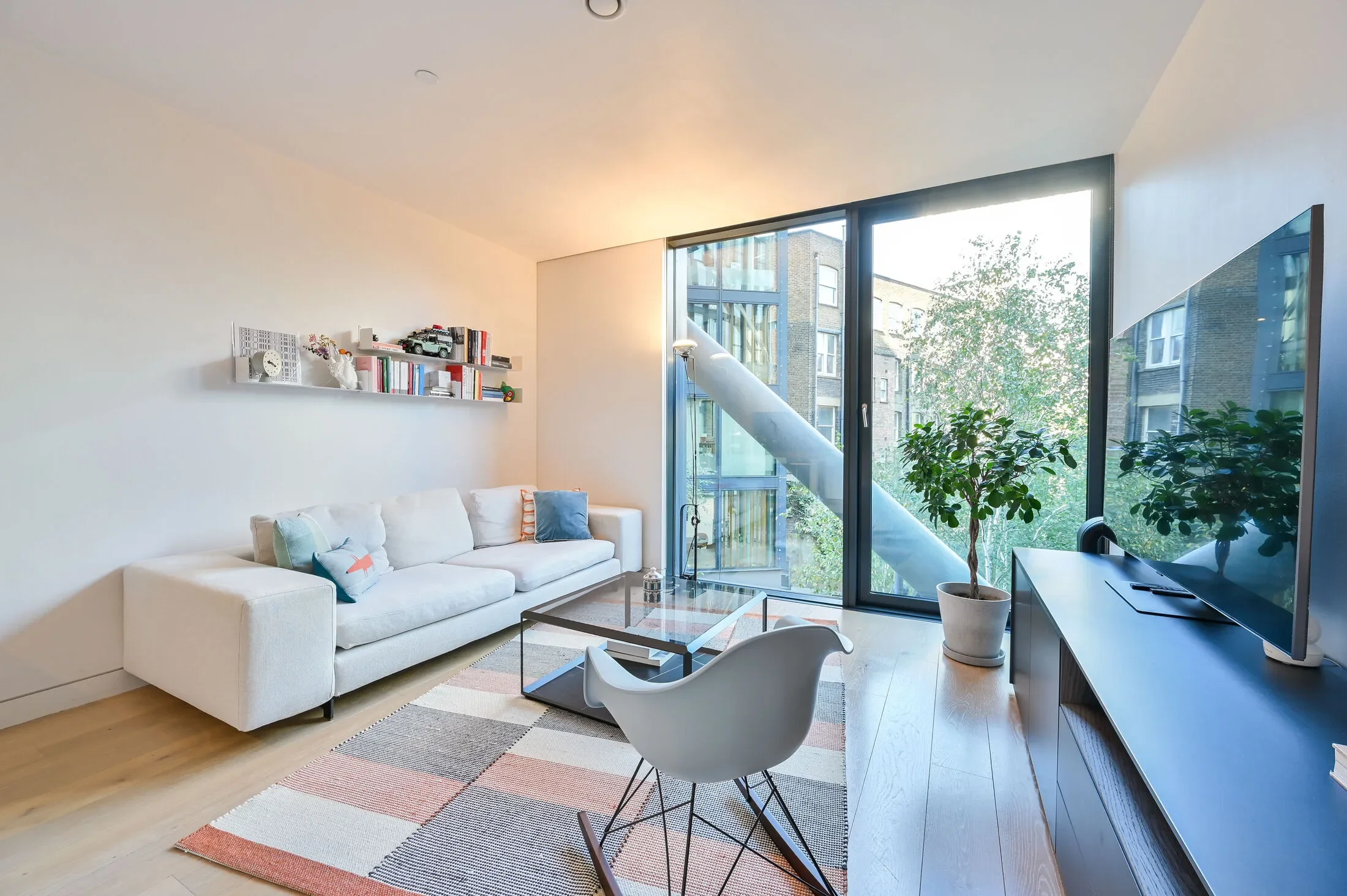 Flat Sumner Street in Greater London