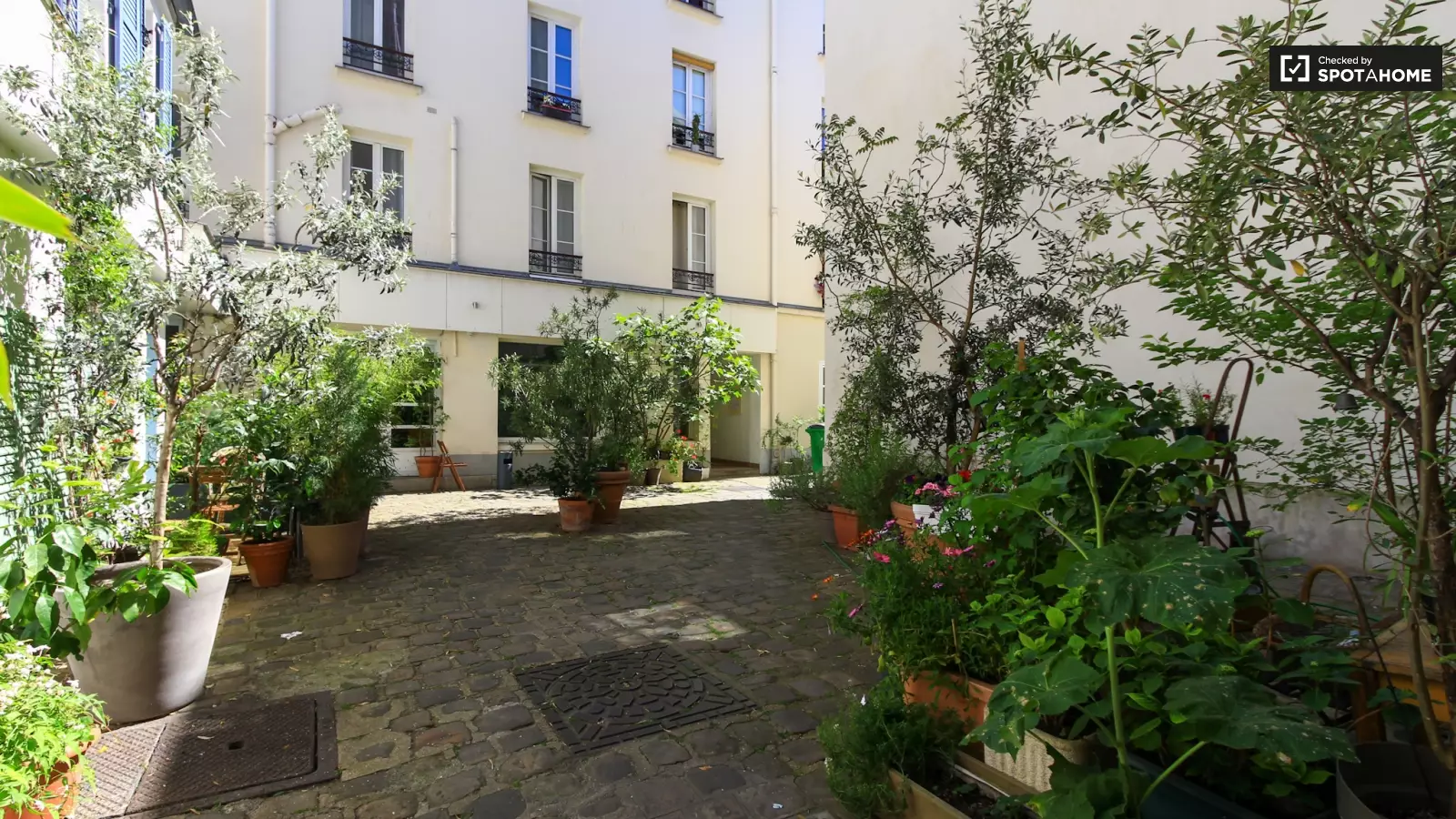 Flat Passage Lathuille in Paris