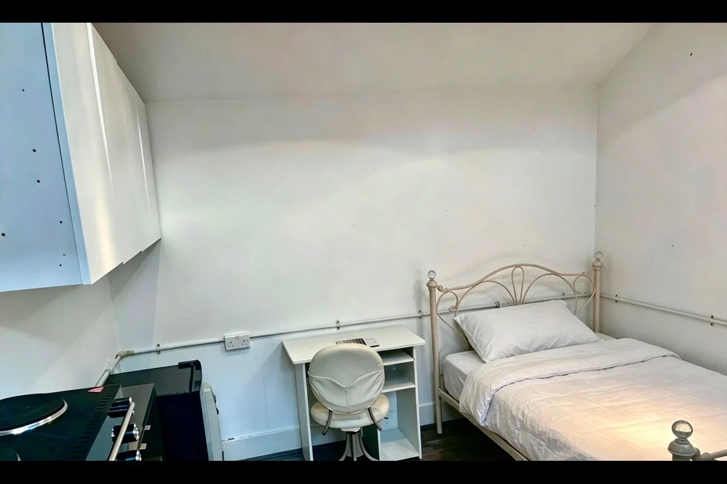 Room Trelawney Road in Greater London