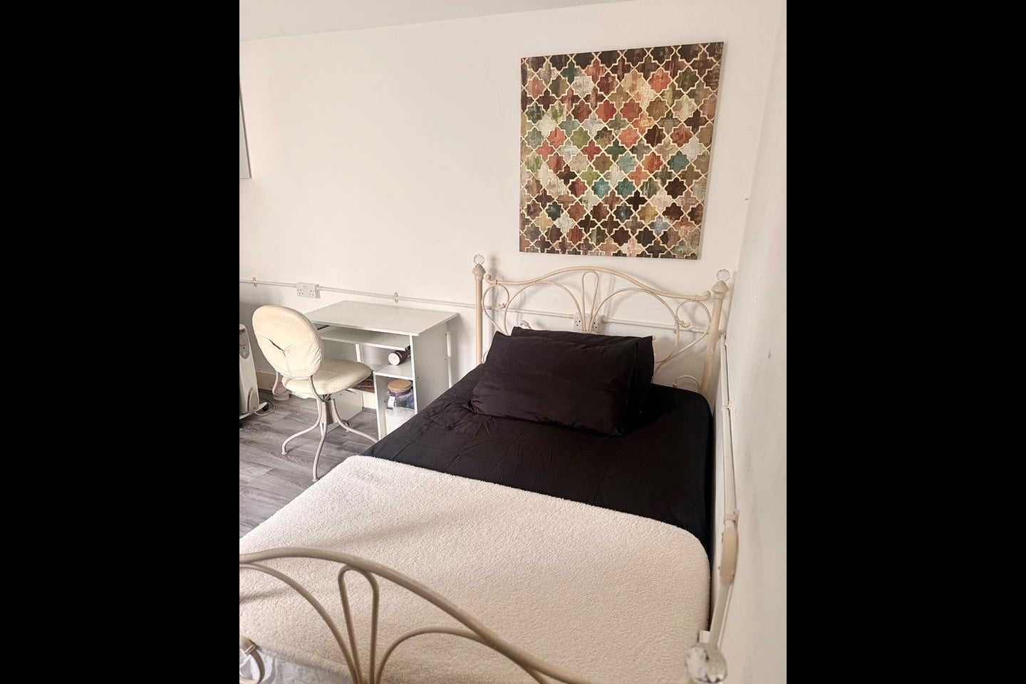 Room Trelawney Road in Greater London