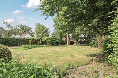 House The Avenue in Surrey Heath