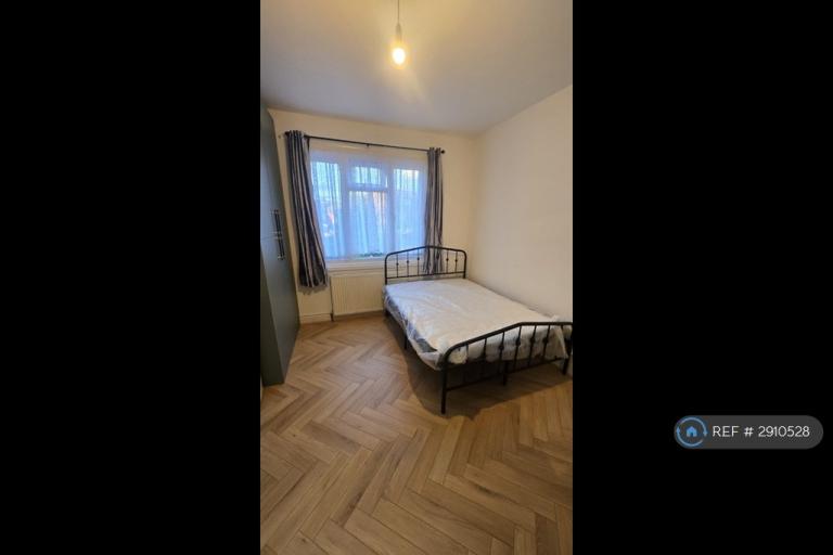 Room Nelson Road in Greater London