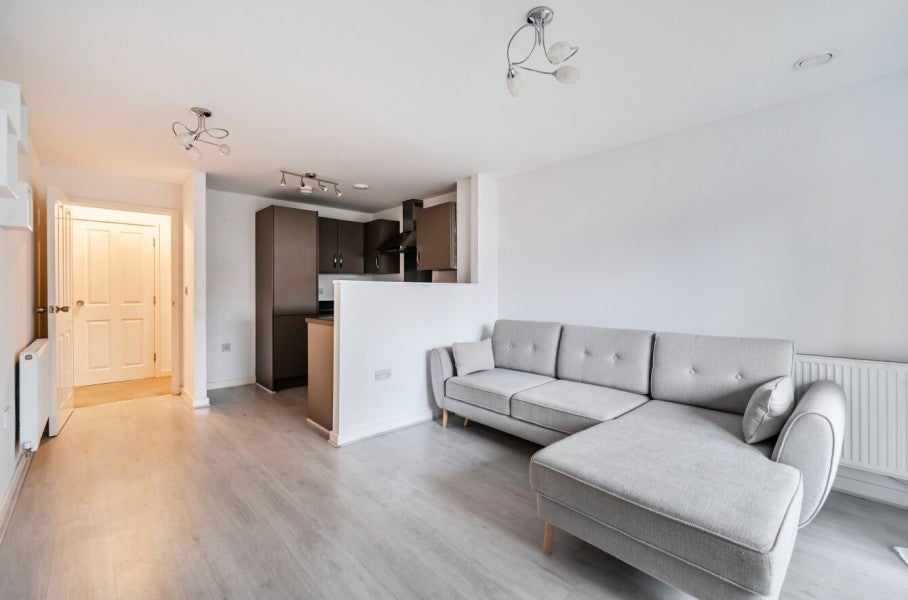 Flat Molesey Road in Elmbridge