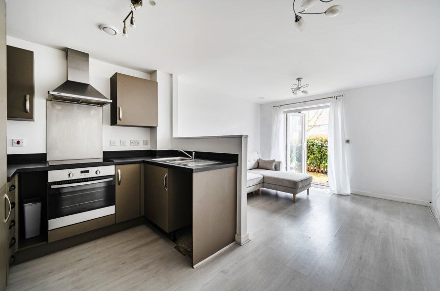 Flat Molesey Road in Elmbridge