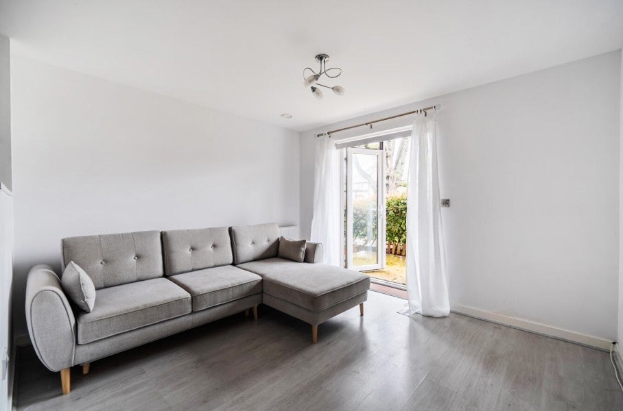 Flat Molesey Road in Elmbridge
