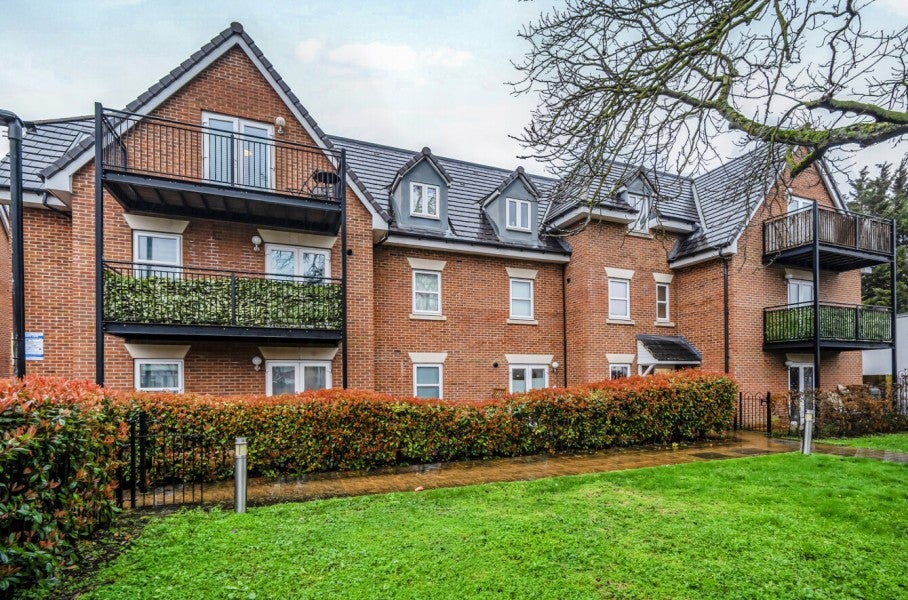Flat Molesey Road in Elmbridge