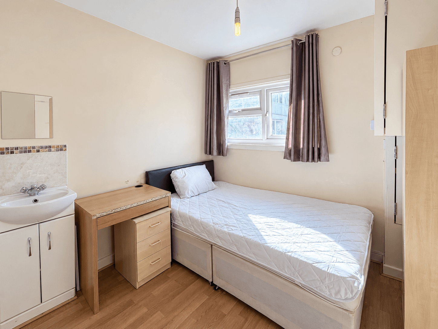 Room Chalkhill Road in Greater London