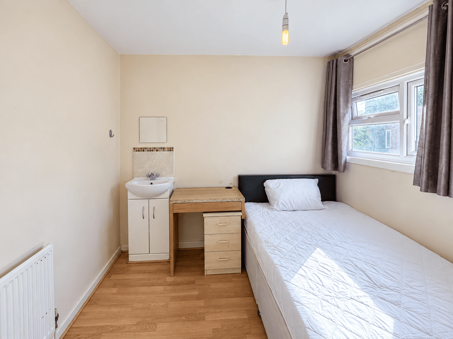 Room Chalkhill Road in Greater London