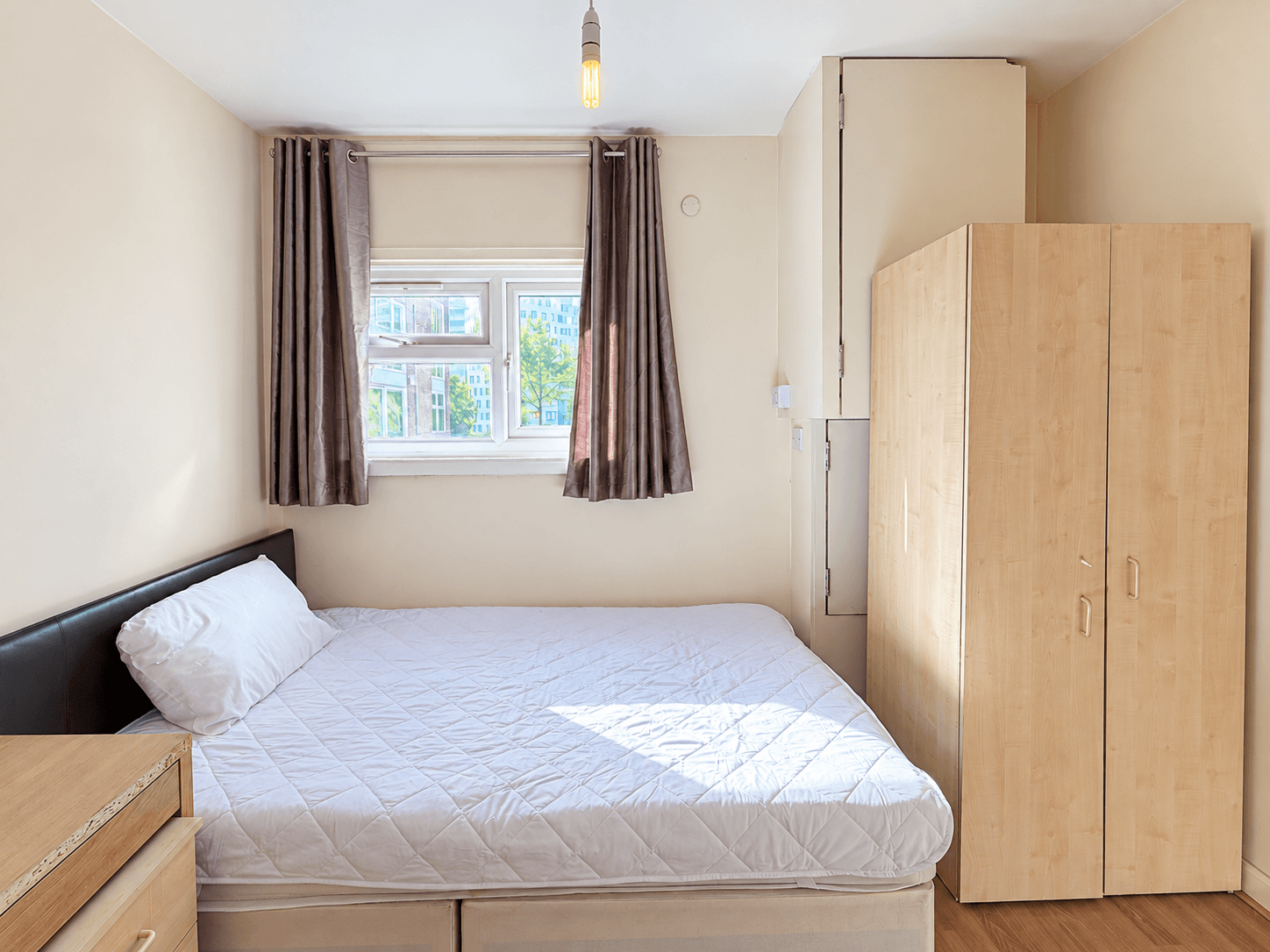 Room Chalkhill Road in Greater London
