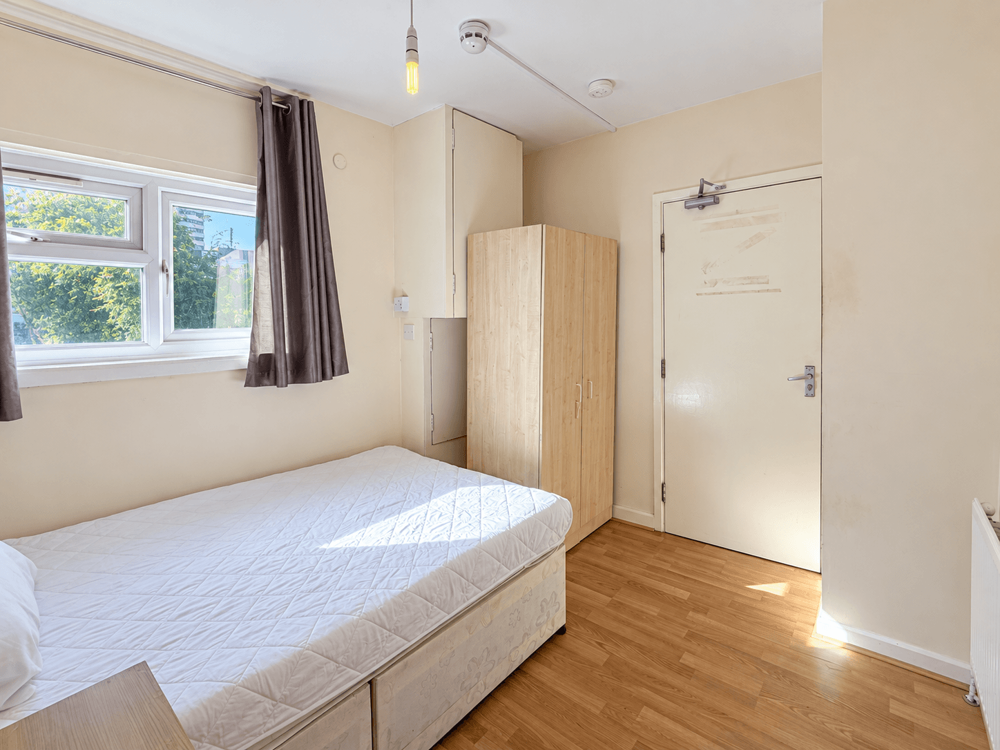 Room Chalkhill Road in Greater London