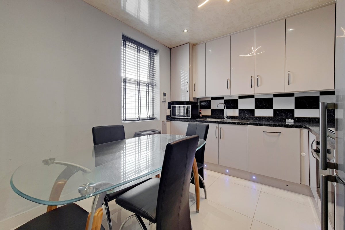 Flat Strawberry Vale in Greater London