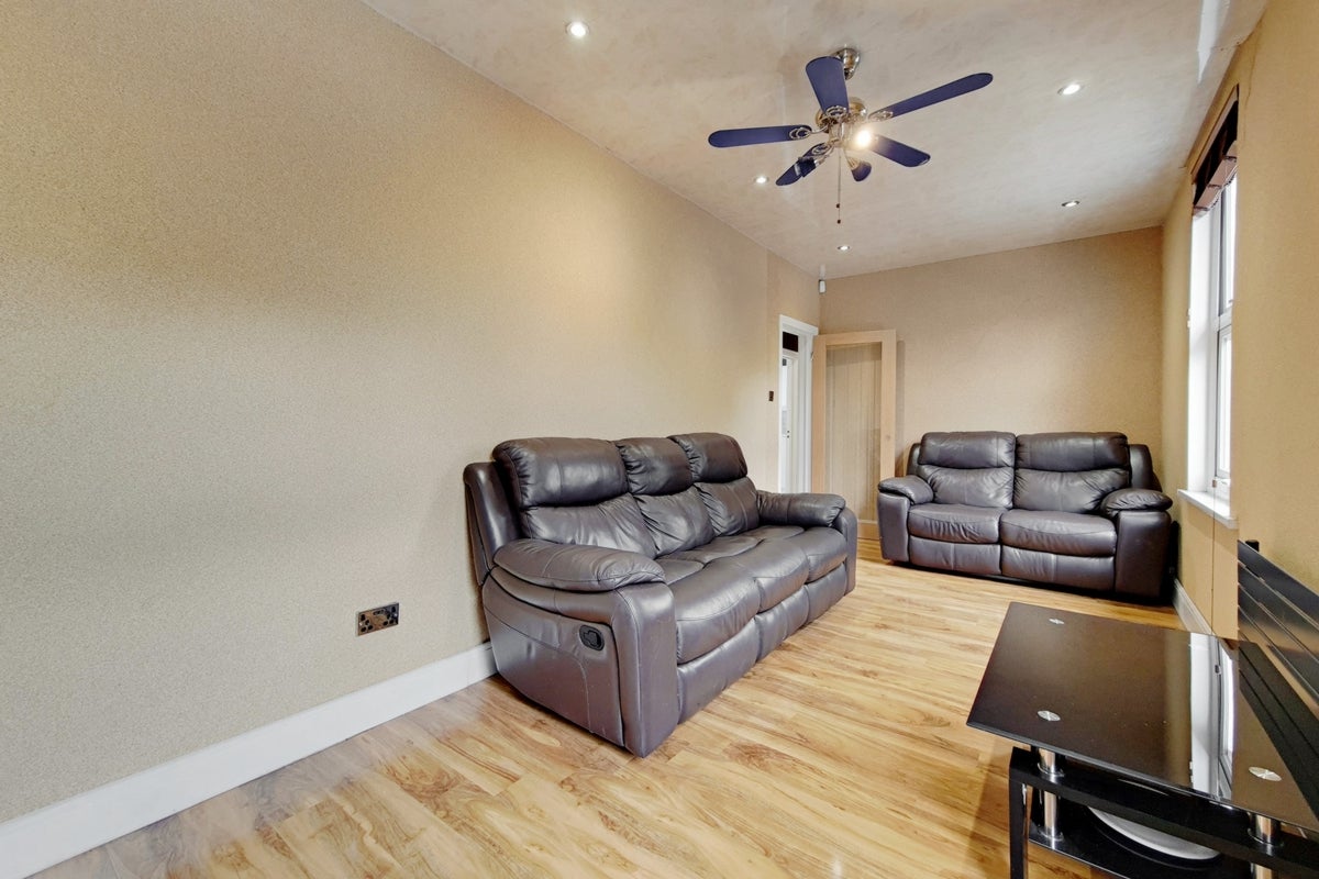Flat Strawberry Vale in Greater London
