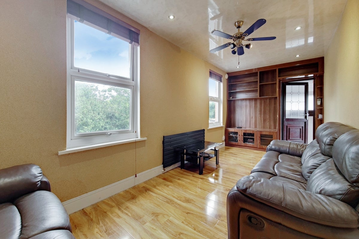 Flat Strawberry Vale in Greater London