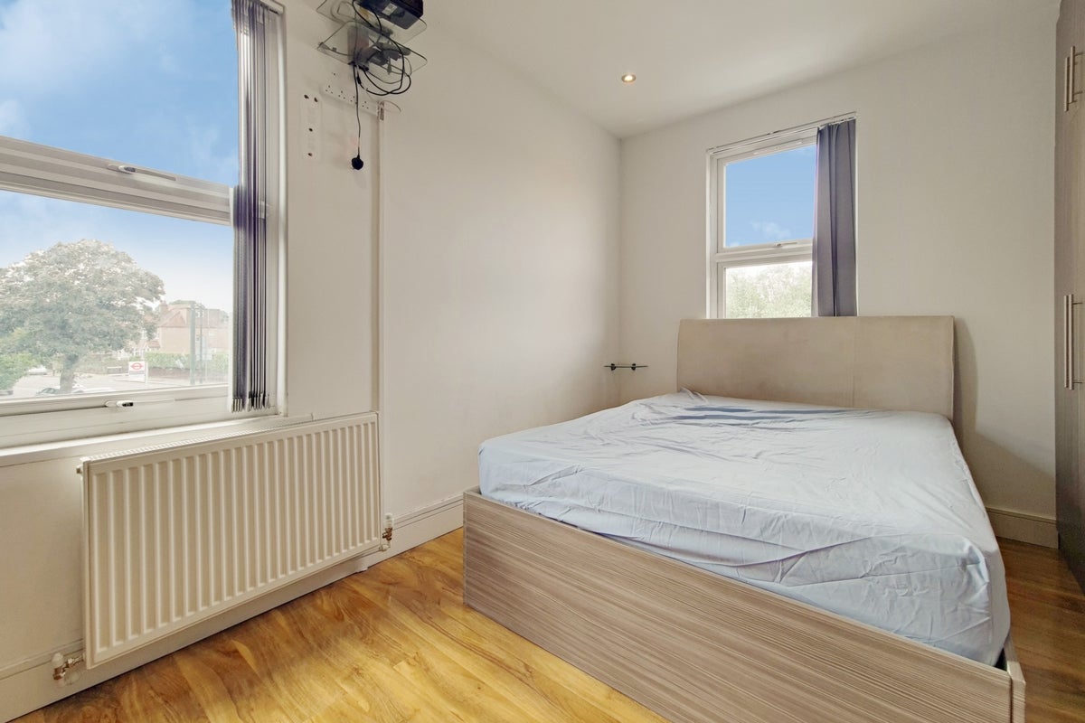 Flat Strawberry Vale in Greater London