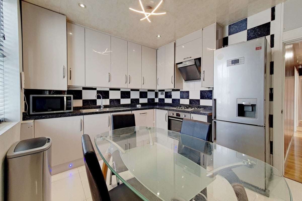 Flat Strawberry Vale in Greater London