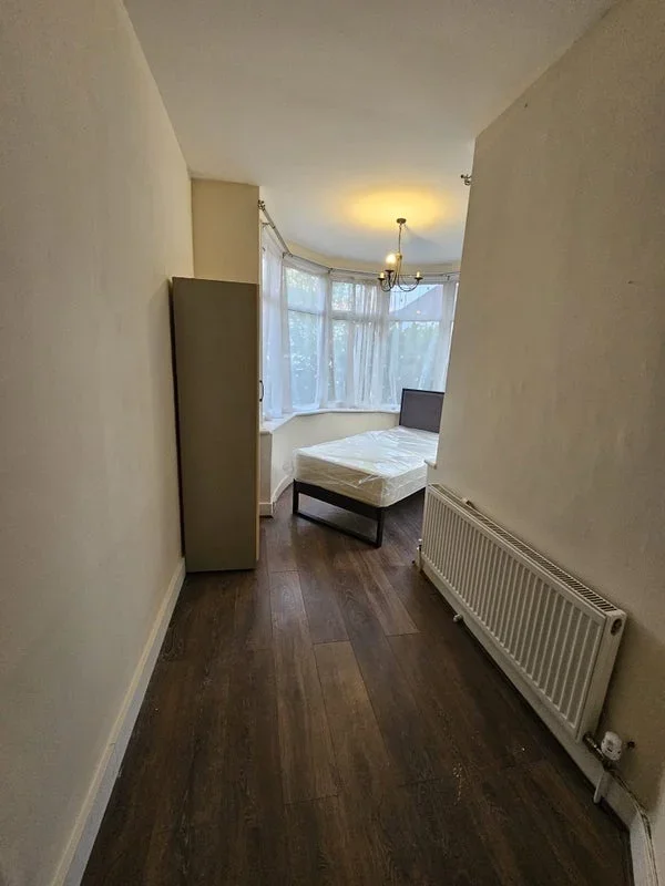 Room Manor Drive in Greater London