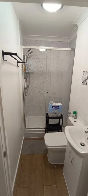 Room Manor Drive in Greater London