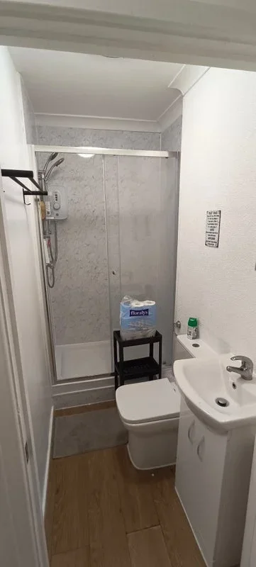 Room Manor Drive in Greater London