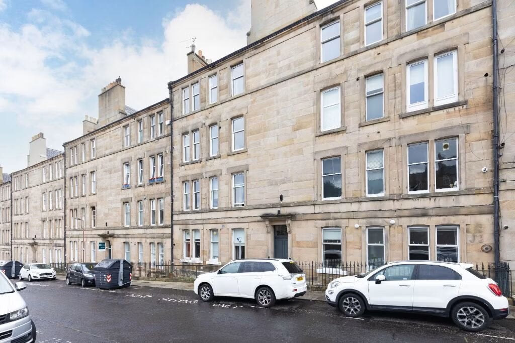Flat Comely Bank Row in City of Edinburgh