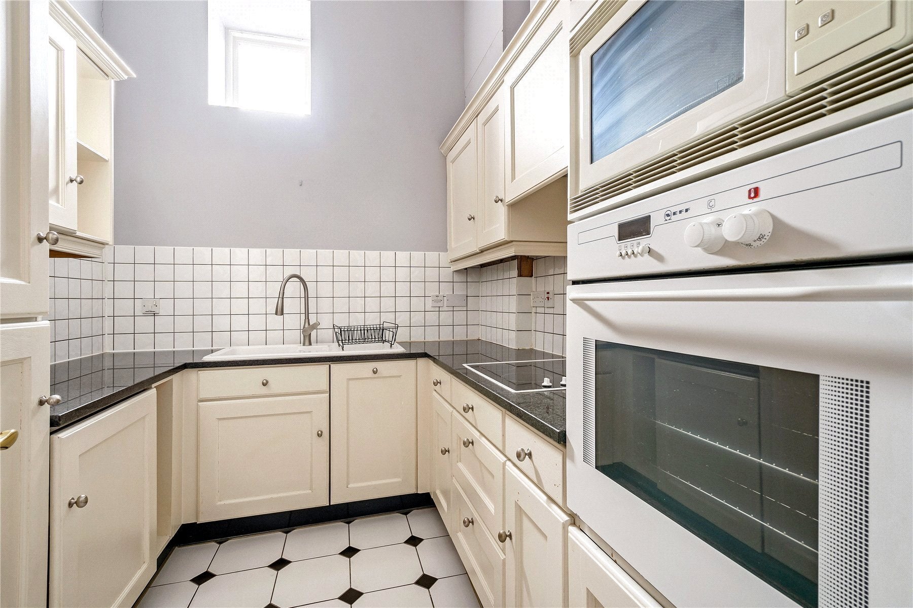 Flat Ellesmere Place in Elmbridge