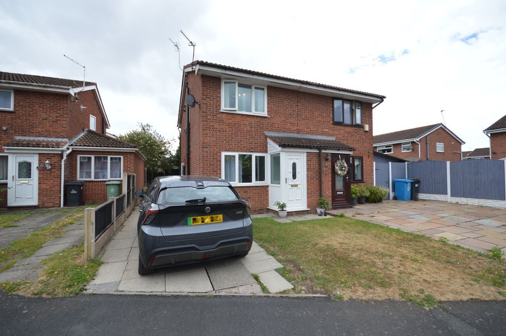 House Chedworth Drive in Widnes