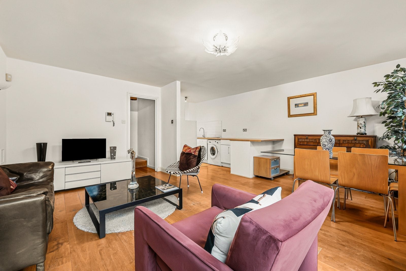Flat Asher Way in Greater London