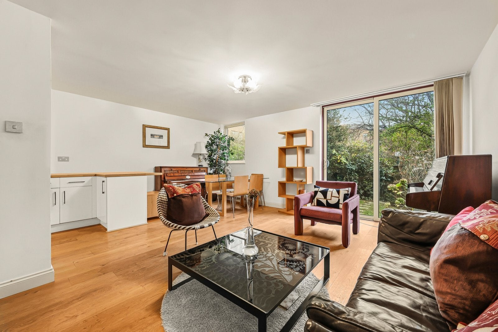 Flat Asher Way in Greater London