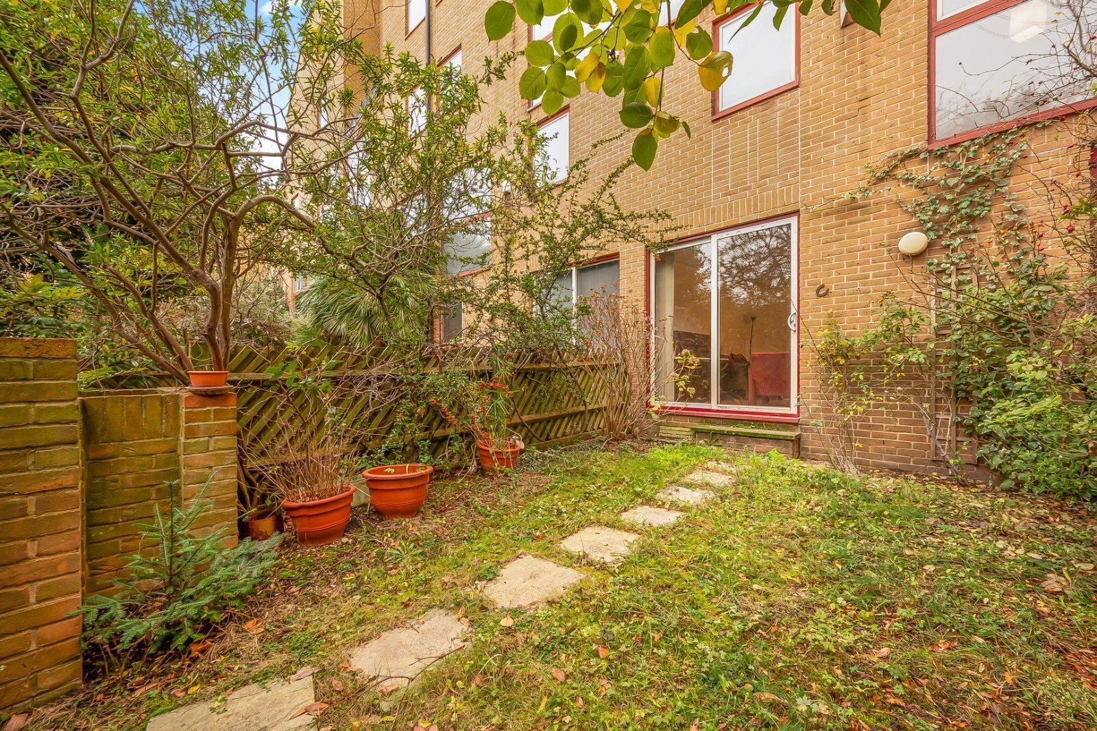 Flat Asher Way in Greater London