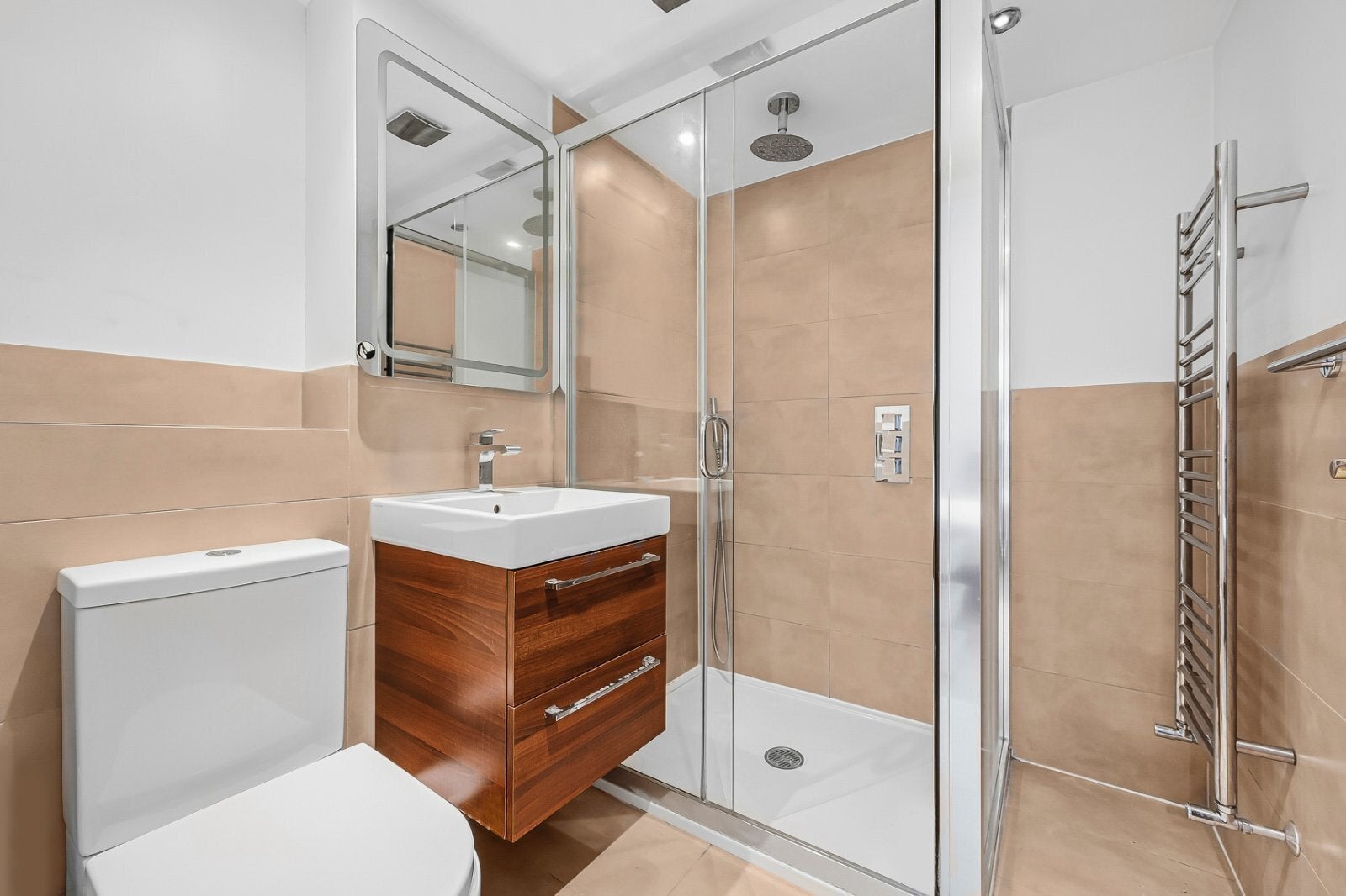Flat Asher Way in Greater London