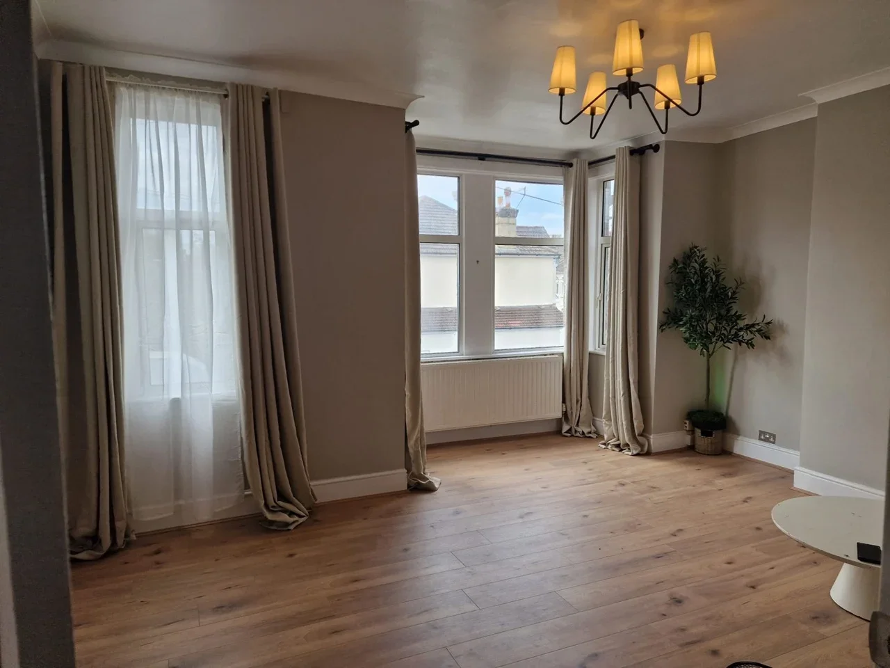 Flat Park Avenue in Greater London