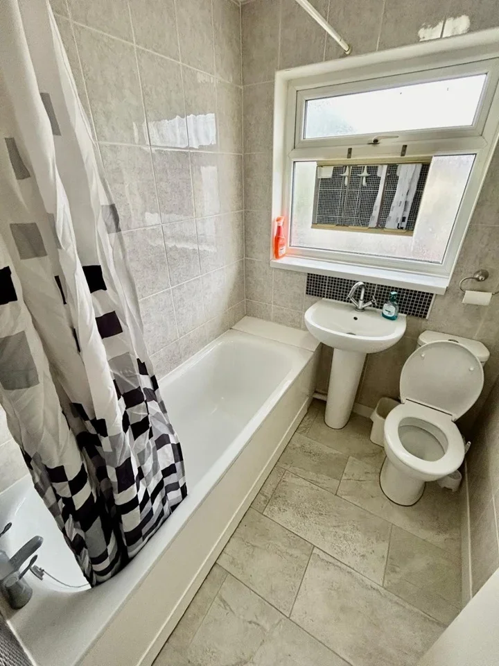 Room Fairgreen Road in Greater London