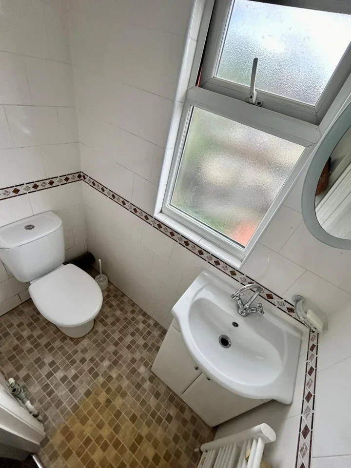 Room Fairgreen Road in Greater London