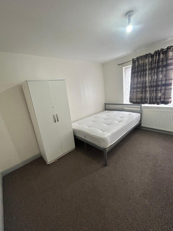 Room Fairgreen Road in Greater London