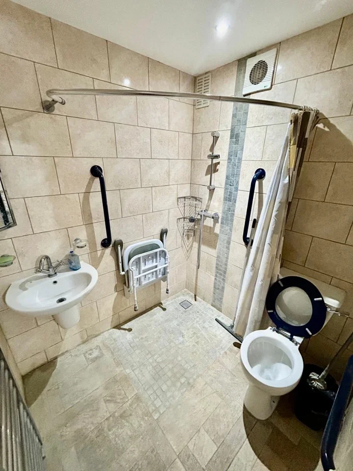 Room Fairgreen Road in Greater London