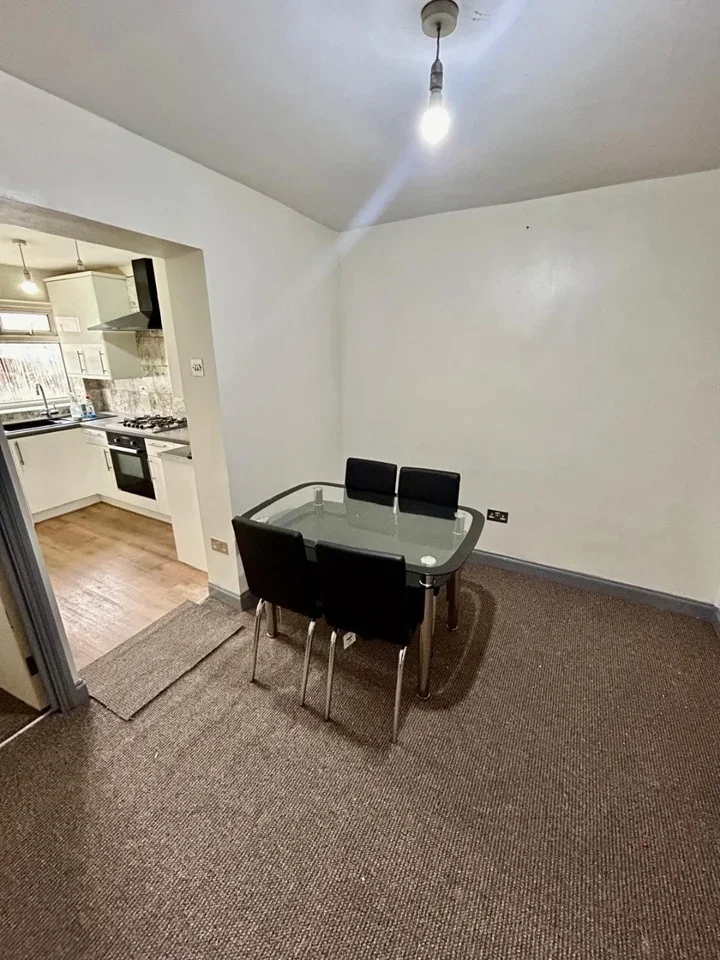Room Fairgreen Road in Greater London