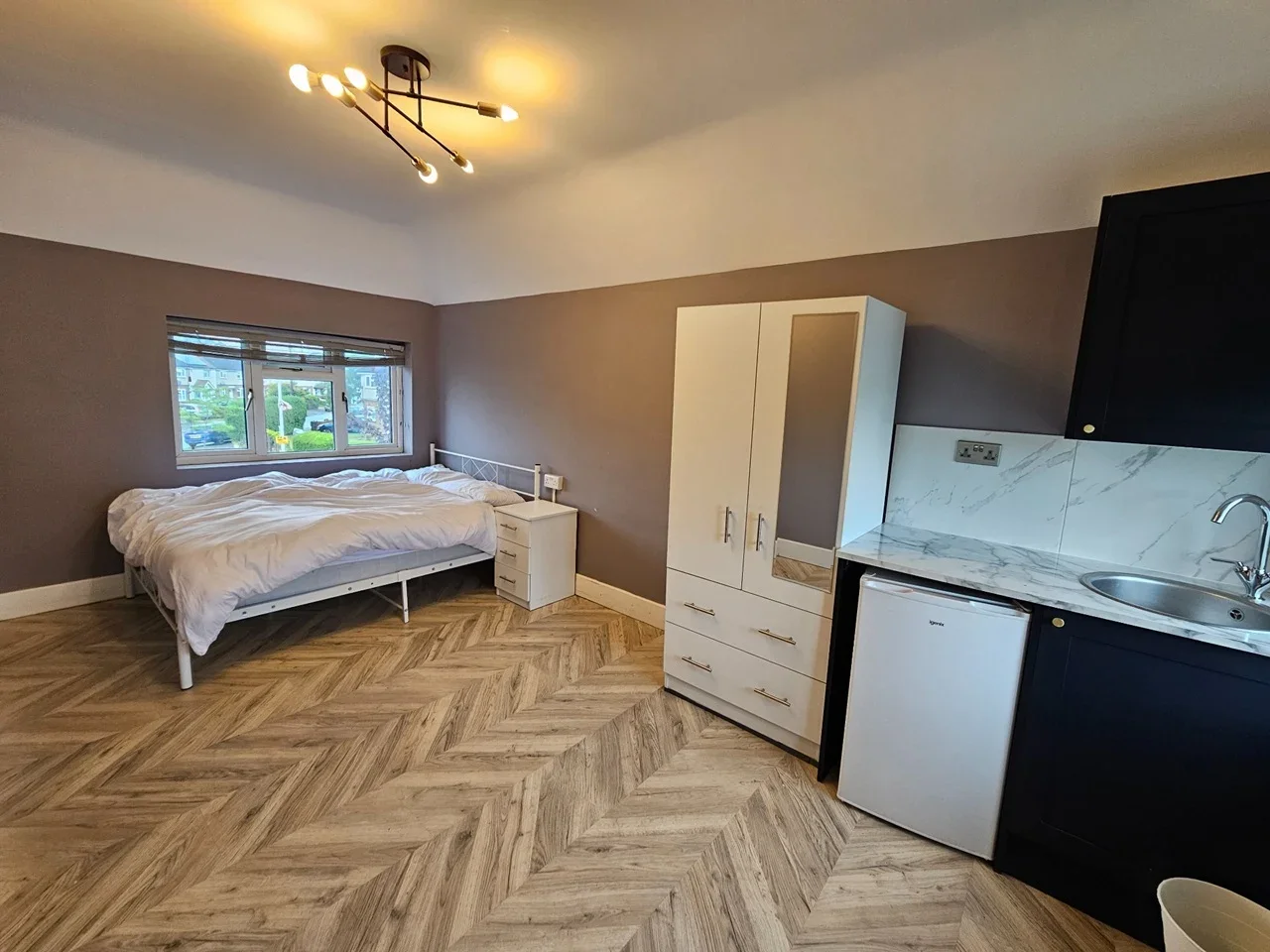 Flat Thornton Avenue in Greater London