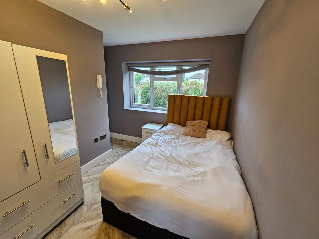 Flat Thornton Avenue in Greater London