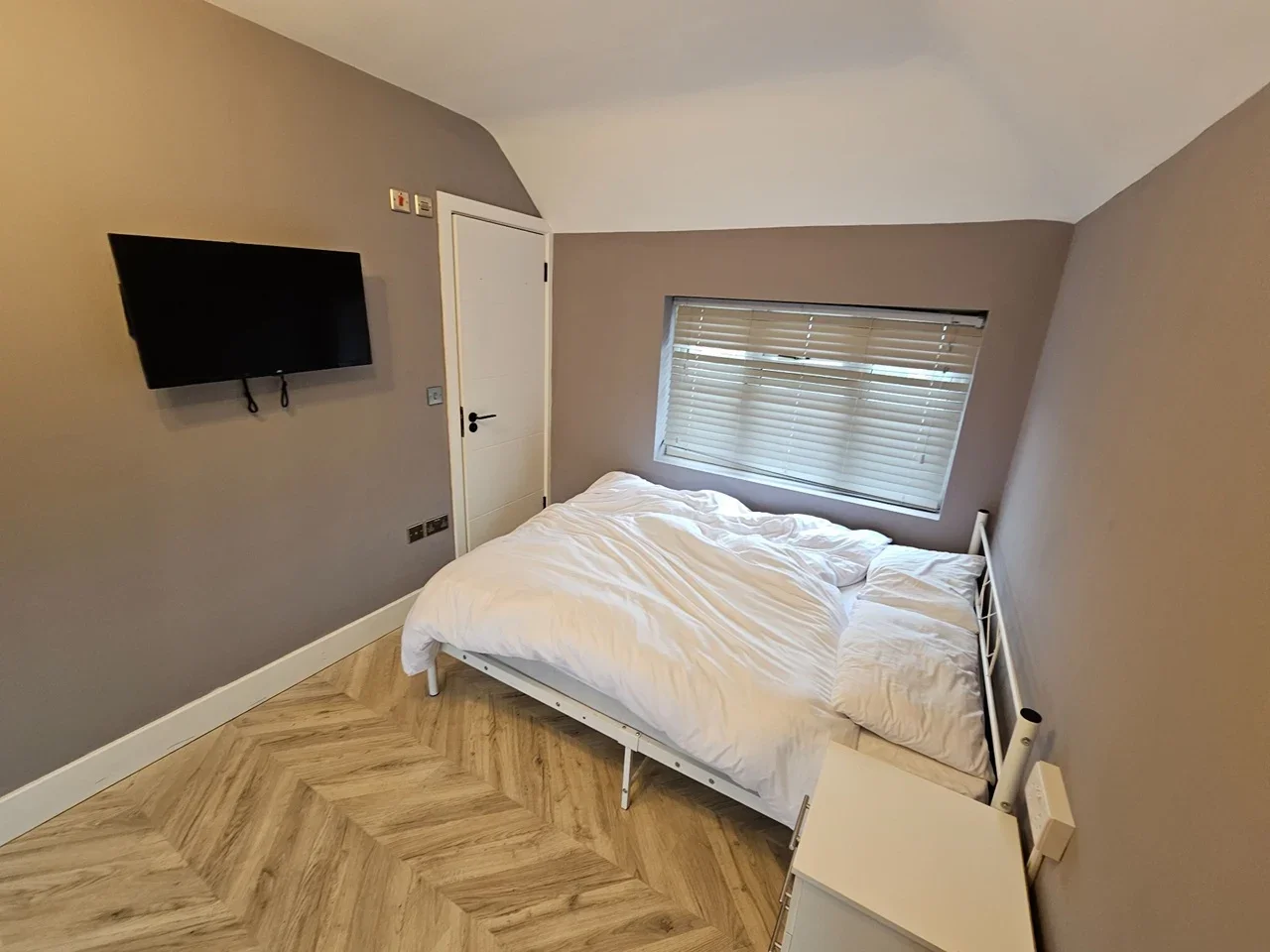 Flat Thornton Avenue in Greater London