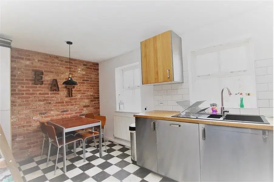 Room Chamberlayne Avenue in Greater London